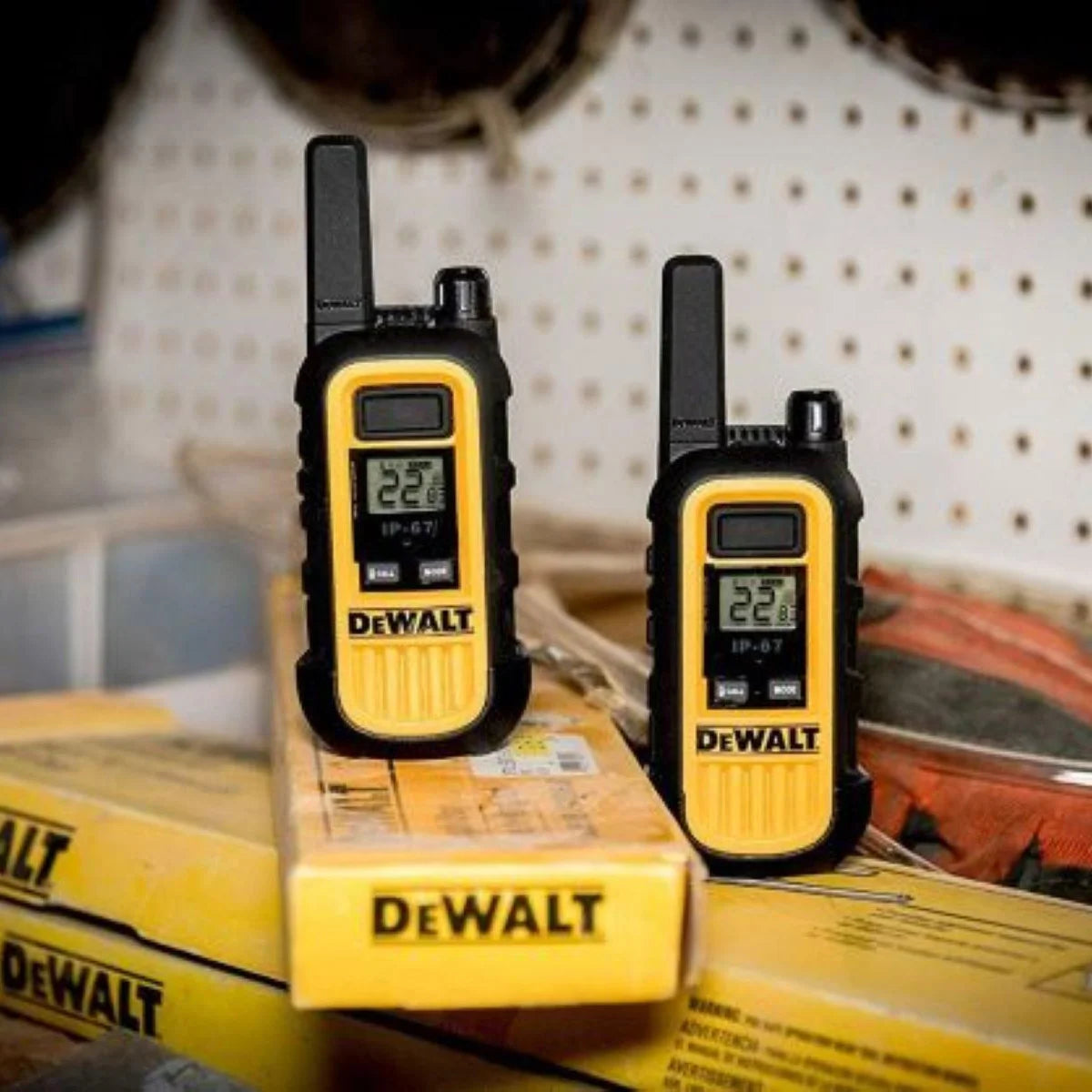 Radios bidirectionnelles DeWALT DXFRS300 avec chargeur robuste à 6 ports, paquet de 6Radios bidirectionnelles DeWALT DXFRS300 avec chargeur robuste à 6 ports, paquet de 6