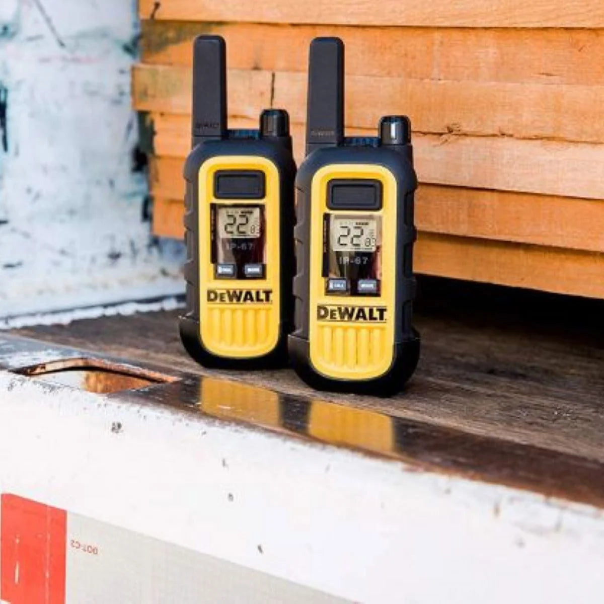 Radios bidirectionnelles DeWALT DXFRS300 avec chargeur robuste à 6 ports, paquet de 6Radios bidirectionnelles DeWALT DXFRS300 avec chargeur robuste à 6 ports, paquet de 6