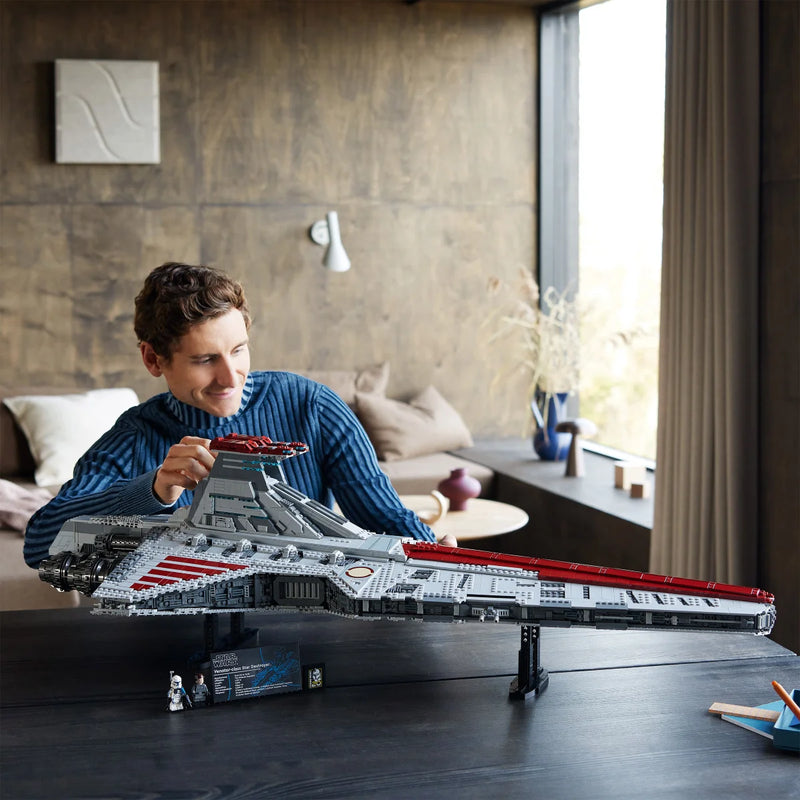 LEGO Star Wars Venator-Class Republic Attack Cruiser  with Bonus LEGO Star Wars C-3PO Buildable Droid Figure