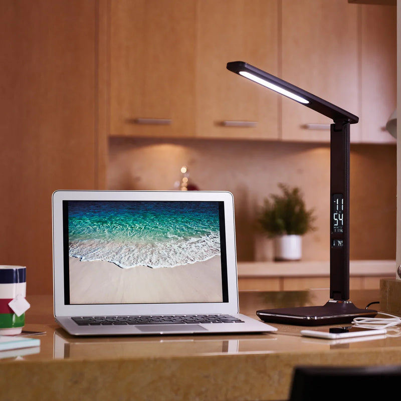Lampe de bureau LED exécutive OttLite avec port de chargement USB 